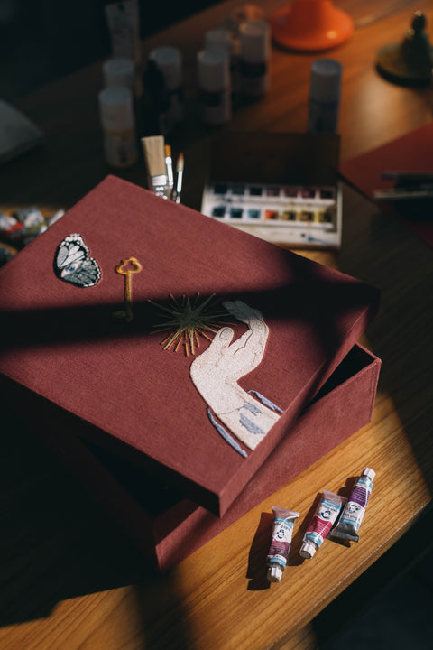 Sarah Box Papillon x Jackie Hatys